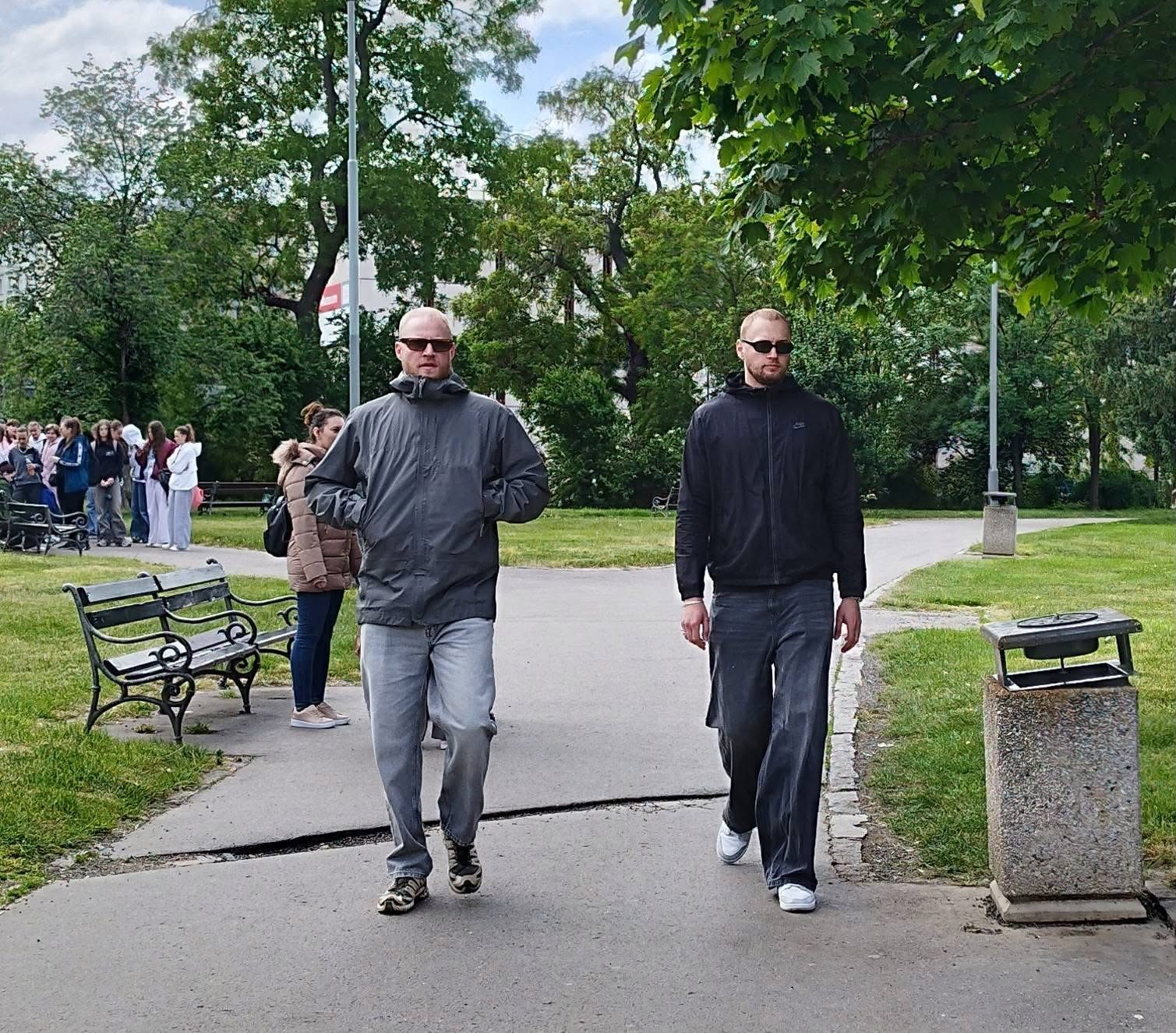 De to br&oslash;dre p&aring; tur